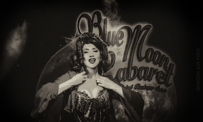 Boudoir Noir - Finest Vintage Burlesque Entertainment - burlesquedancer Hazel Honeysuckle at the Blue Moon Cabaret in Eindhoven